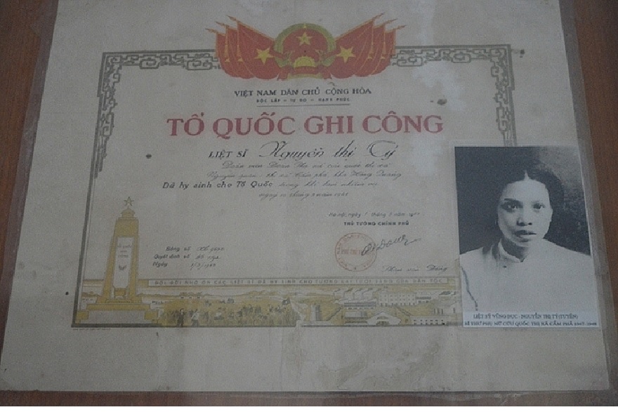 Bằng Tổ quốc ghi công của liệt sĩ Nguyễn Thị Tý, một trong tám nữ chiến sĩ Cộng sản bị giặc Pháp nhét vào bao, trói đá và dìm xuống Vũng Đục, được Tổ quốc trao tặng bằng khen.
