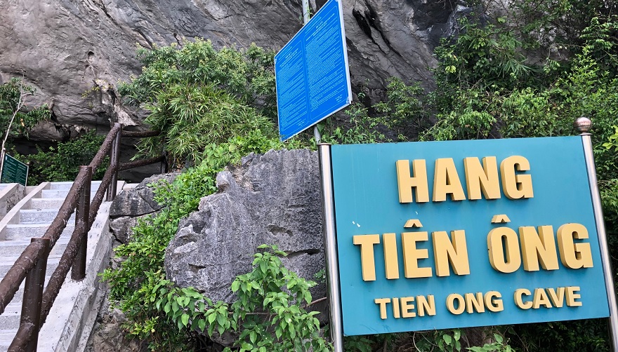 Lối vào của hang Tiên Ông