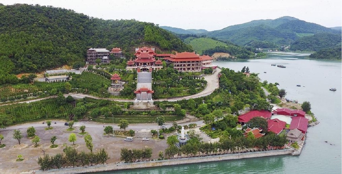 Chùa Cái Bầu với địa thế lưng tựa núi mặt hướng thủy