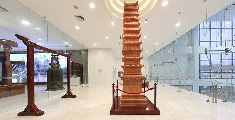 Khu vực trung bày Yên Tử có diên tích nhỏ tại đây chỉ có 3 hiện vật: 1 tháp gỗ, 1 chuông chùa và 1 chân bia bằng đá