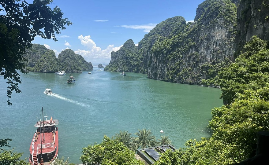 Khung cảnh Vịnh Hạ Long tại cửa lối ra của hang Sửng Sốt