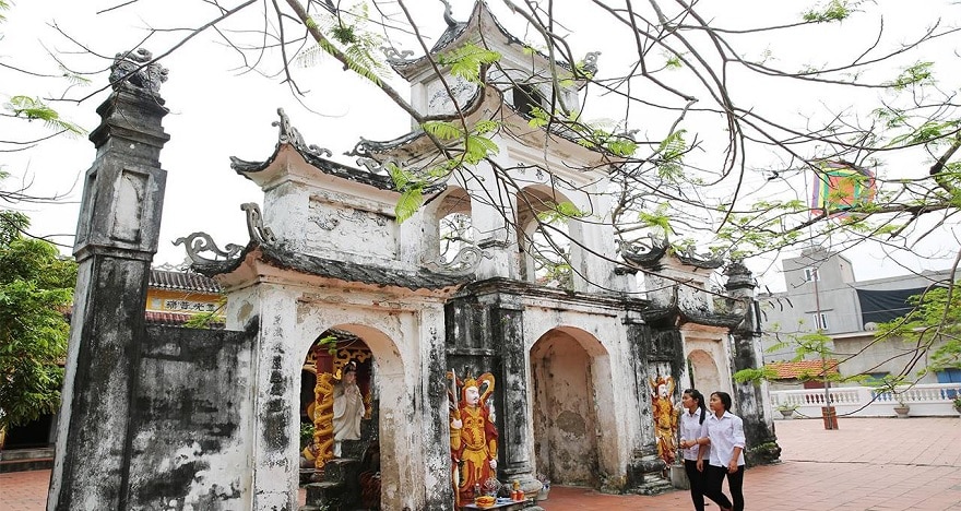 chùa Quan Lạn. Đây là một ngôi chùa cổ xưa, được xây dựng vào thế kỷ XVII.