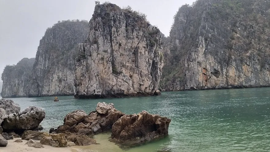 Du thuyền Swan Hạ Long 2 Cảnh sắc tuyệt đẹp của Vịnh Bái Tử Long noi mà du thuyền Swan lựa chọn làm điểm trải nghiệm chínhCảnh sắc tuyệt