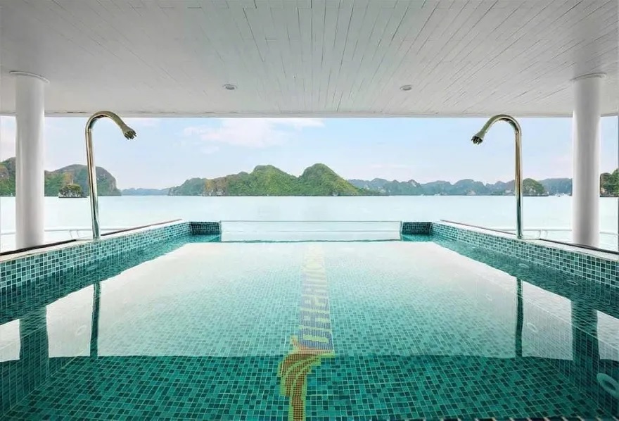 Tầng 2 ngoài nhà hàng còn thêm bể sục jacuzzi ngoài trời