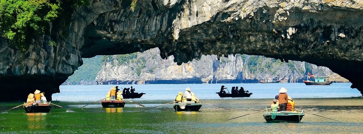 Tại Hang Luôn du khách có thể trải nghiệm hoạt động chèo Kayak hoặc đò nan