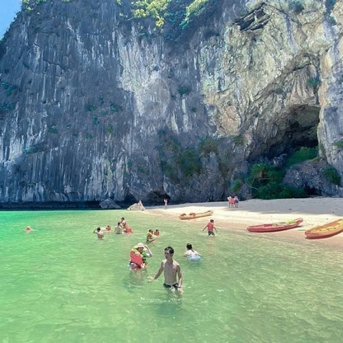Tắm biển tại Vịnh Lan Hạ